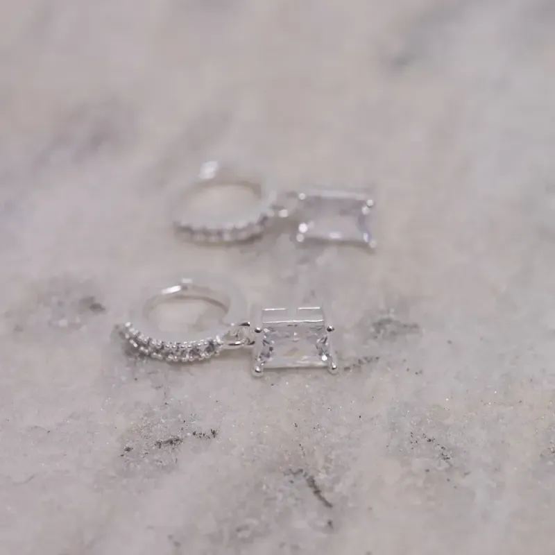 BRINCO ARGOLA COM PINGENTE QUADRADO ZIRCÔNIA  BANHO PRATA
