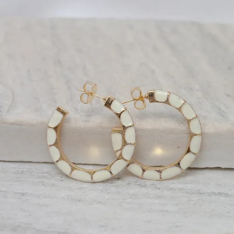 BRINCO ARGOLA ESMALTADA BRANCO BANHO OURO 18K