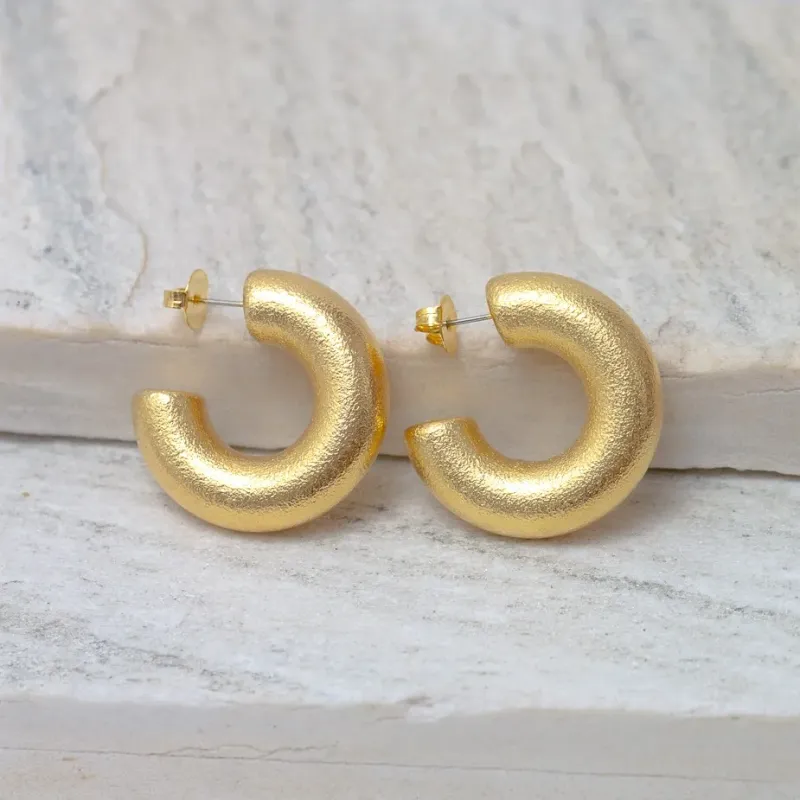 BRINCO ARGOLA FOSCA LARGA M BANHO OURO 18K