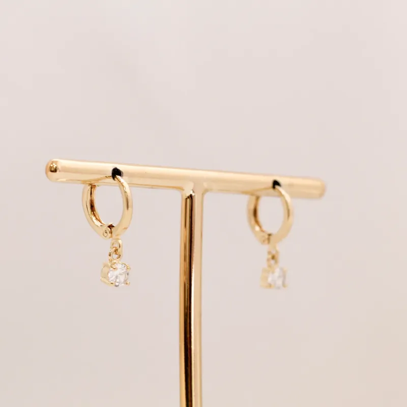 BRINCO ARGOLINHA COM PINGENTE PONTO DE LUZ BANHO OURO 18K
