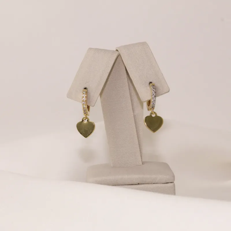 BRINCO ARGOLINHA COM ZIRCÔNIAS E PINGENTE CORAÇÃO LISO BANHO OURO 18K
