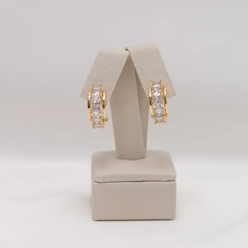 BRINCO MEIA ARGOLA COM ZIRCÔNIA CRISTAL BANHO OURO 18K