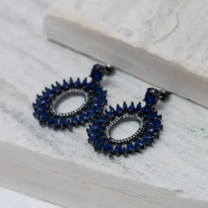 BRINCO ZIRCÔNIA LEITOSA AZUL ESCURO BANHO RÓDIO NEGRO