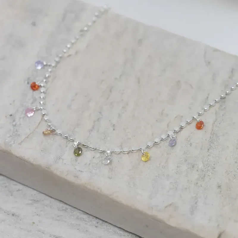 CHOKER LAMINADA COM PEDRAS COLORIDAS  BANHO PRATA
