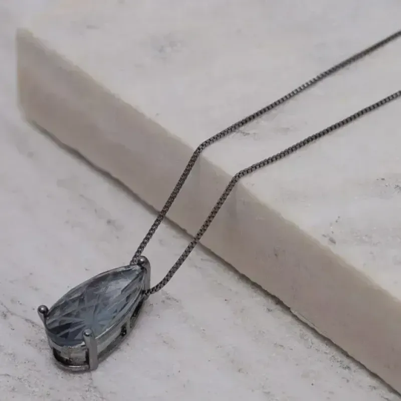 COLAR PINGENTE GOTA COM PEDRA FUMÊ BANHO RÓDIO NEGRO