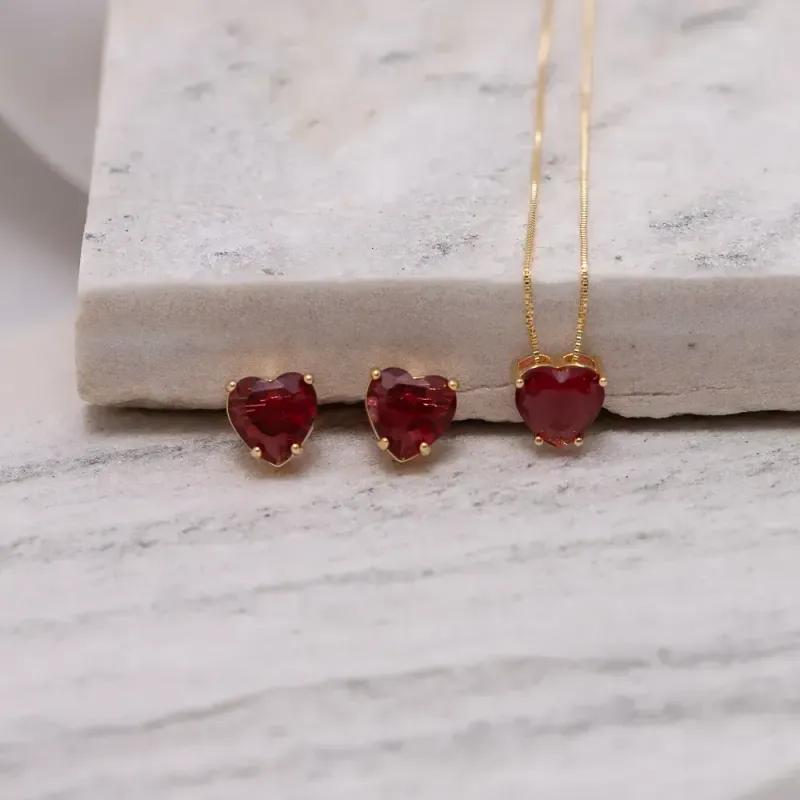 CONJUNTO CORAÇÃO PONTO DE LUZ COM PEDRA VERMELHO RUBI BANHO OURO 18K