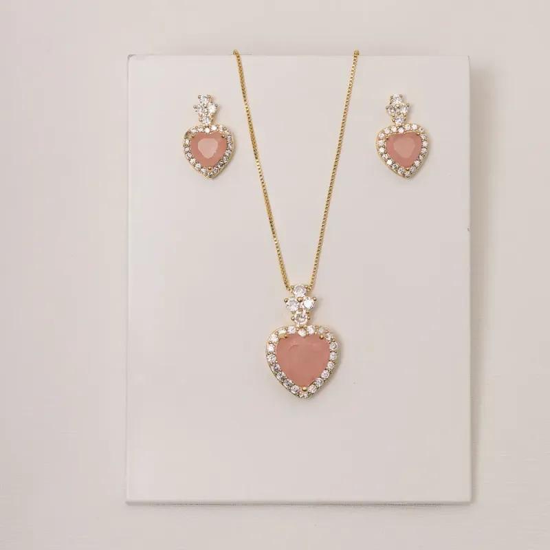 CONJUNTO CORAÇÃO COM ZIRCÔNIAS E PEDRA SALMÃO BANHO OURO 18K