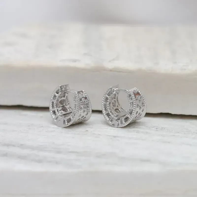 BRINCO ARGOLA COM ZIRCÔNIAS CRISTAIS BANHO RÓDIO BRANCO