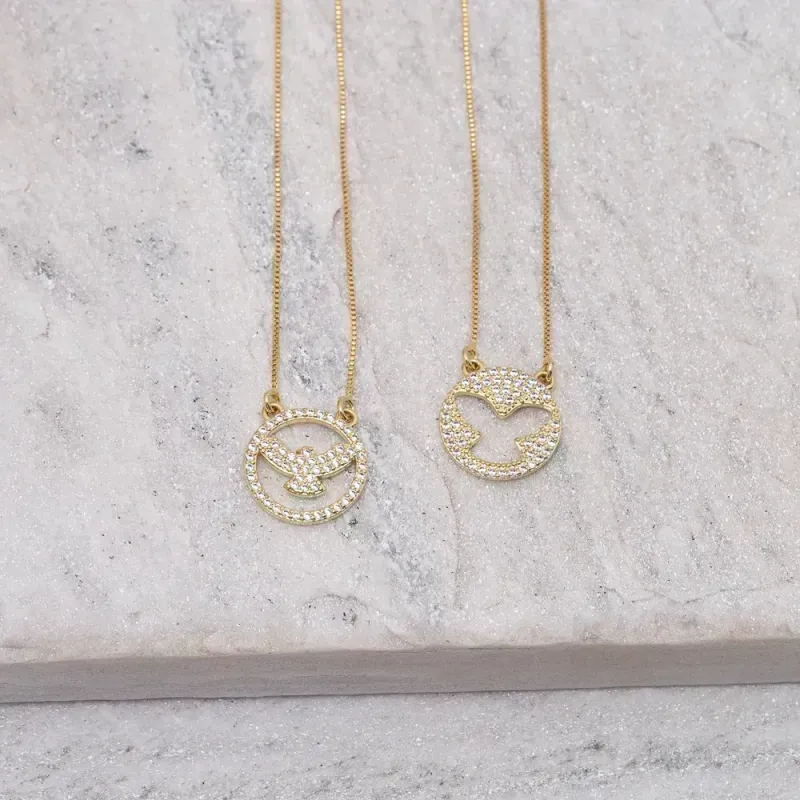 COLAR ESCAPULÁRIO ESPÍRITO SANTO CRAVEJADO COM ZIRCÔNIAS CRISTAIS BANHO OURO 18K