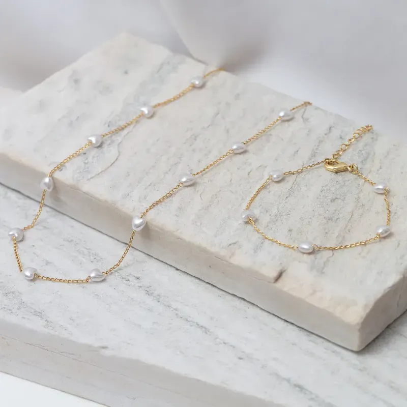 CONJUNTO CORAÇÕES DE PÉROLAS BANHO OURO 18K