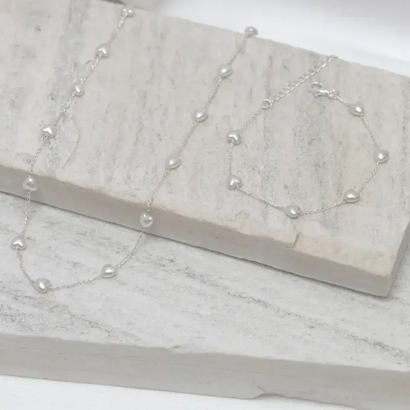 CONJUNTO CORAÇÕES DE PÉROLAS BANHO PRATA