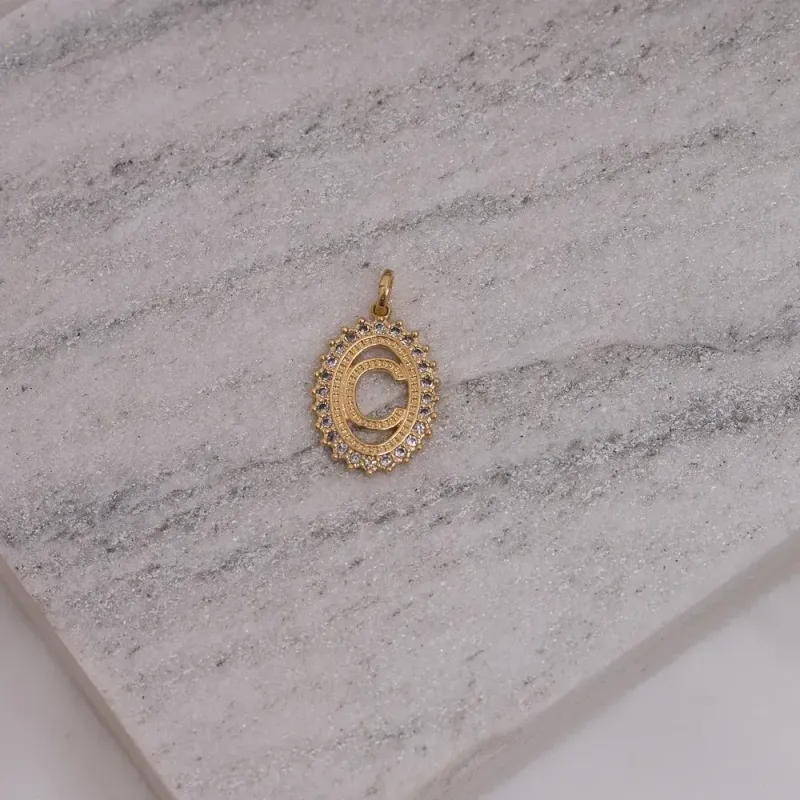 PINGENTE LETRA C COM ZIRCÔNIA BANHO OURO 18K
