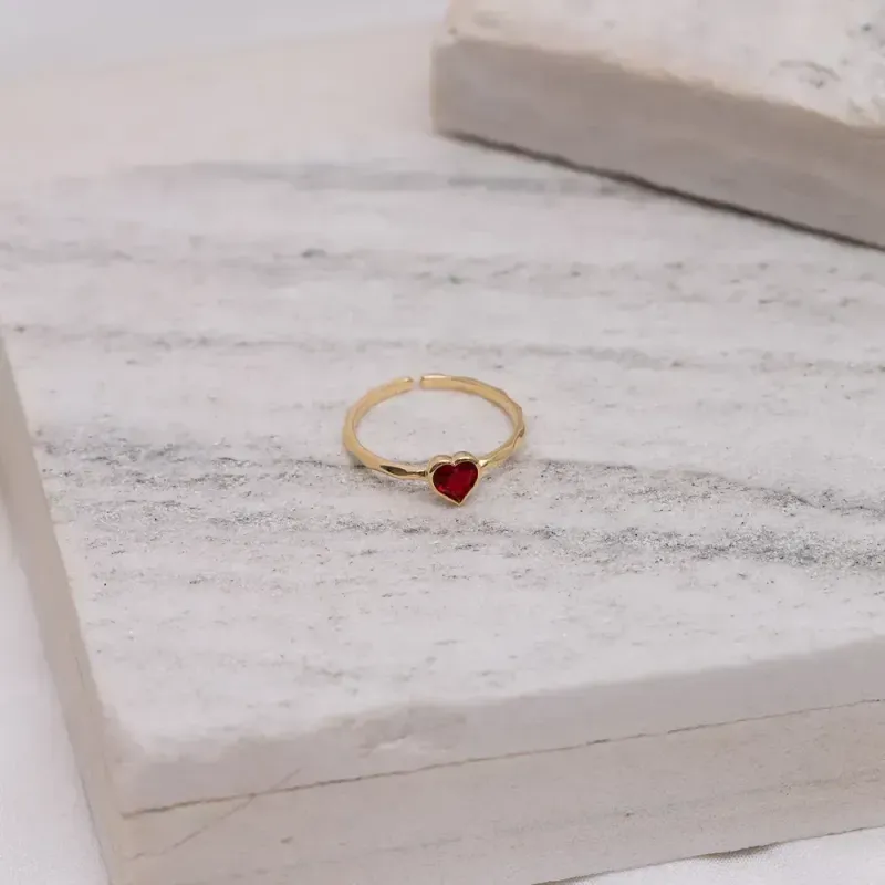 ANEL REGULÁVEL CORAÇÃO COM PEDRA VERMELHO RUBI BANHO OURO 18K