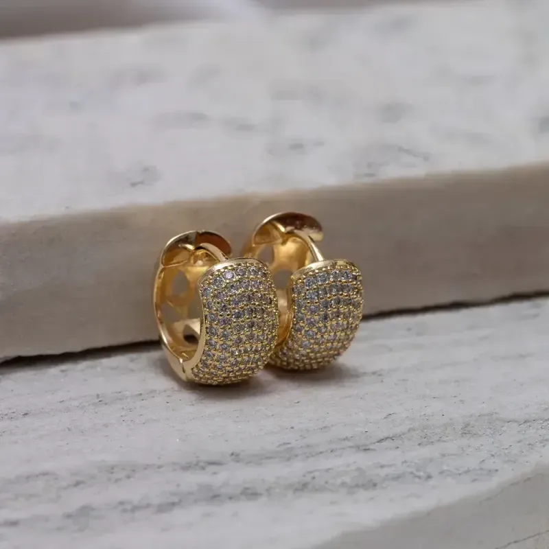 BRINCO ARGOLA G COM ZIRCÔNIAS BANHO OURO 18K