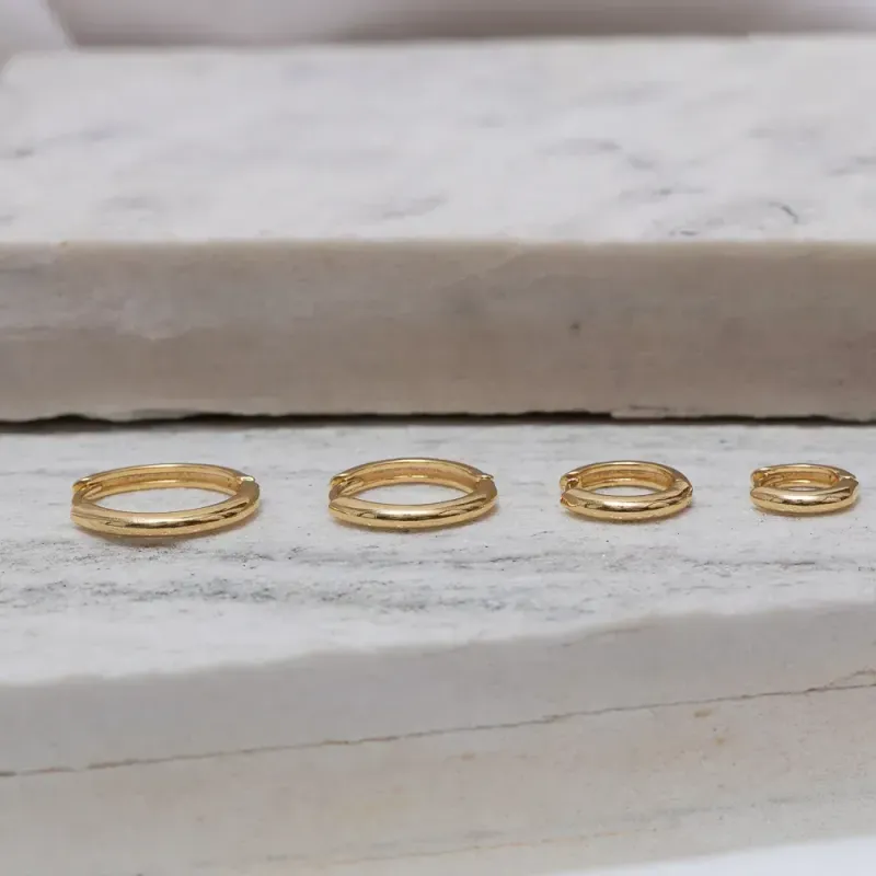 BRINCO ARGOLA LISA M BANHO OURO 18K
