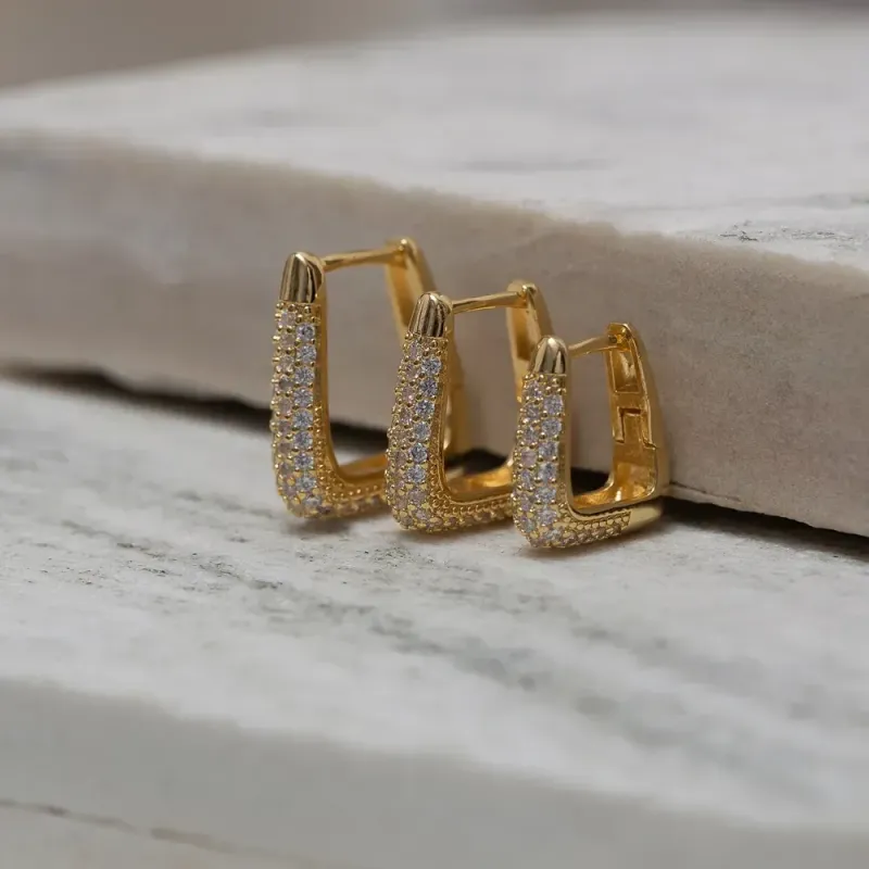BRINCO ARGOLA QUADRADA G COM ZIRCÔNIA BANHO OURO 18K