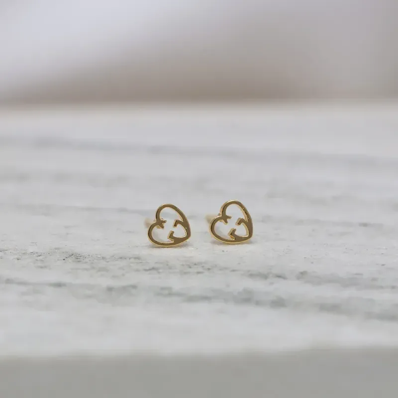 BRINCO CORAÇÃOZINHO LISO VAZADO BANHO OURO 18K