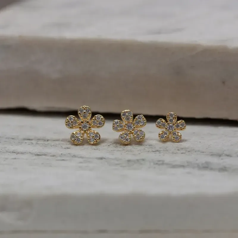 BRINCO FLOR G CRAVEJADA COM ZIRCÔNIAS BANHO OURO 18K