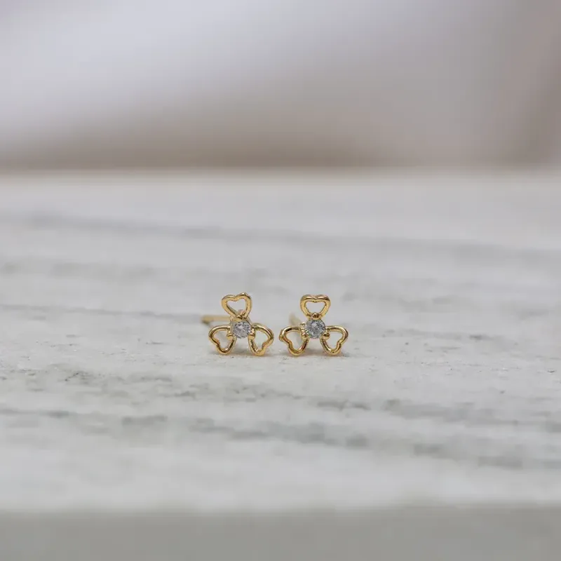 BRINCO FLORZINHA COM ZIRCÔNIA PONTO DE LUZ BANHO OURO 18K