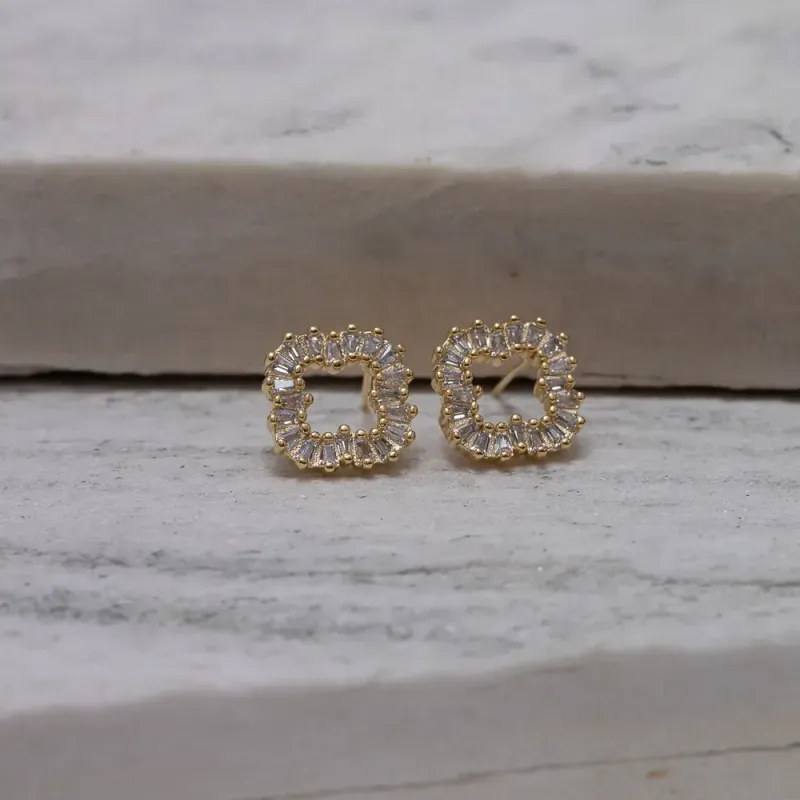 BRINCO VIRGINIA VAZADO CRAVEJADO COM ZIRCÔNIAS BANHO OURO 18K