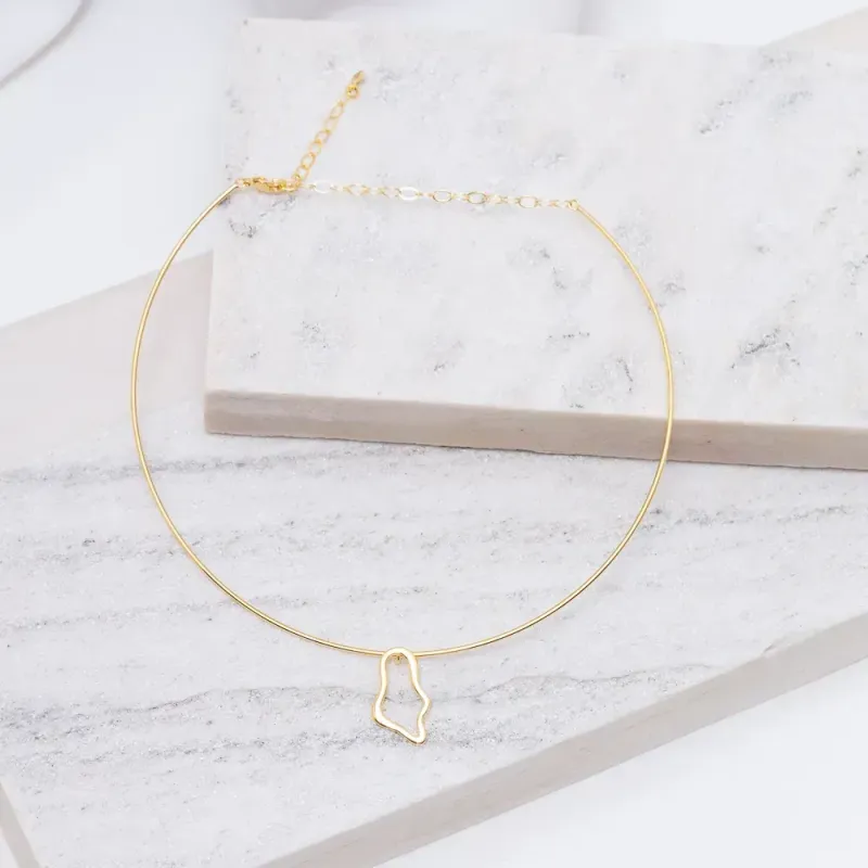 COLAR ARO COM PINGENTE ORGÂNICO VAZADO BANHO OURO 18K