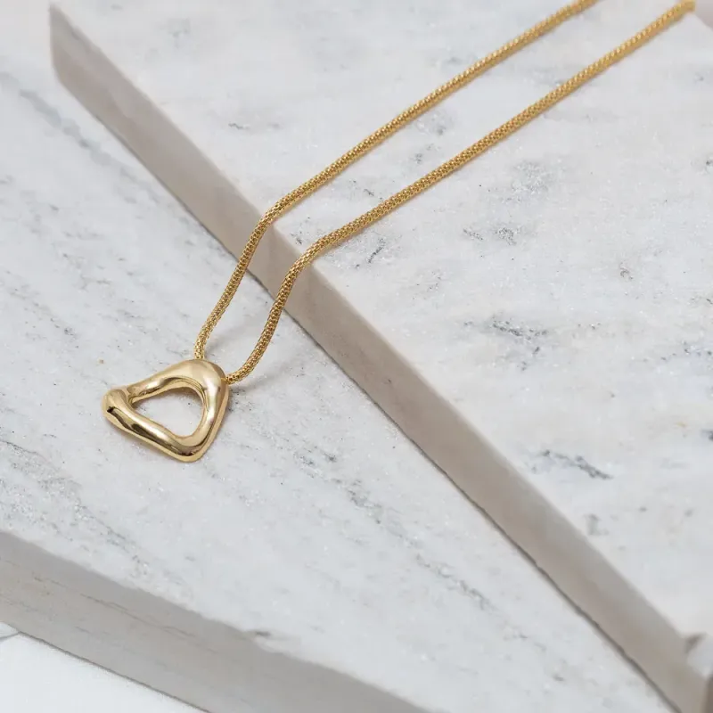 COLAR OCO ARAMADO COM PINGENTE ORGÂNICO BANHO OURO 18K
