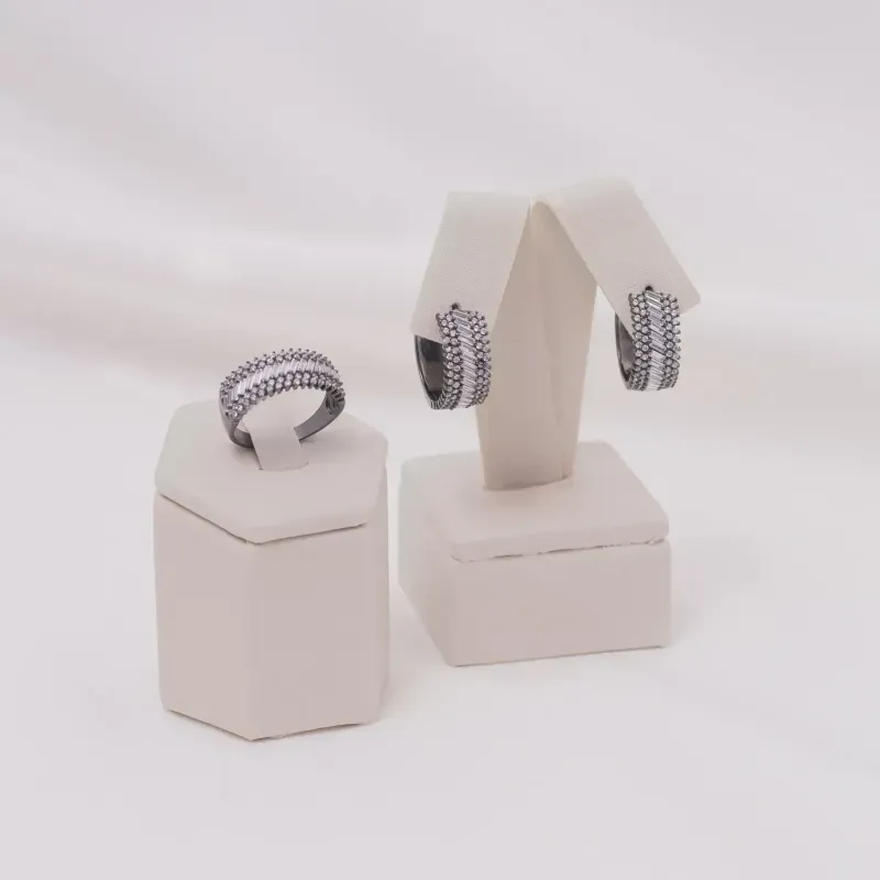 CONJUNTO ANEL E BRINCO CRAVEJADO COM ZIRCÔNIAS NAVETE CRISTAIS BANHO RÓDIO NEGRO
