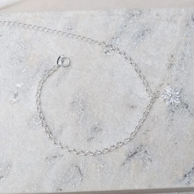 PULSEIRA ELO PORTUGUÊS COM FLOR CRISTAL BANHO PRATA