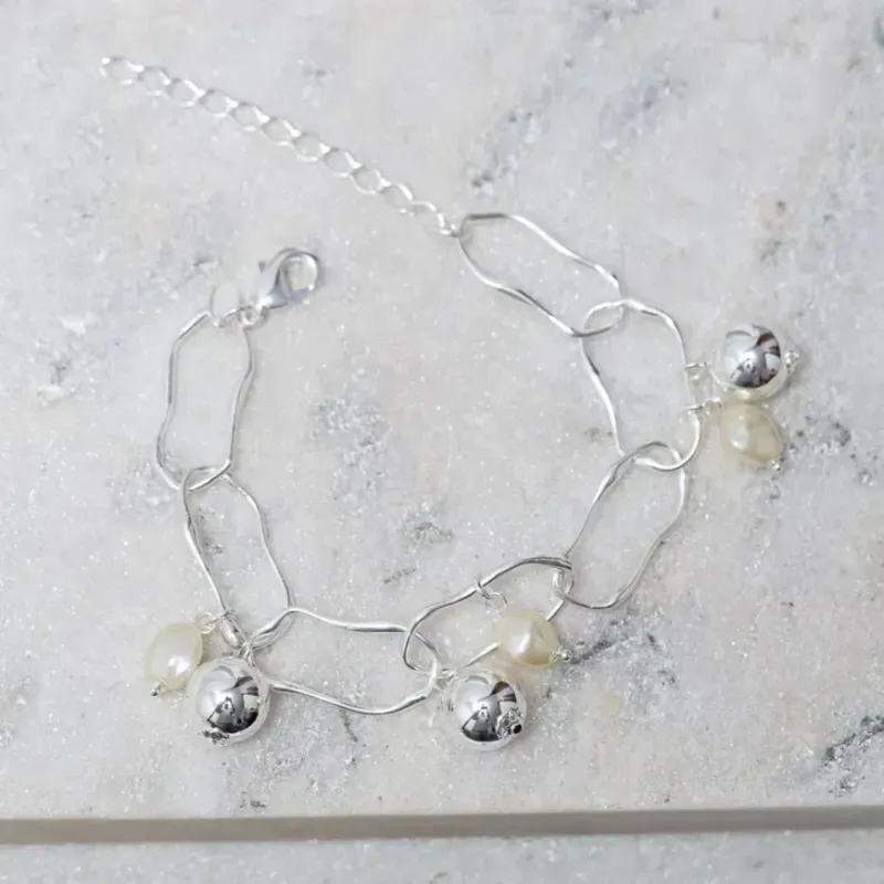 PULSEIRA ELOS IRREGULARES COM BOLINHAS E PÉROLAS BANHO PRATA