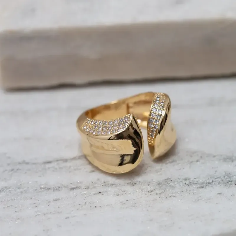 ANEL GRANDE ABERTO COM ZIRCÔNIAS BANHO OURO 18K