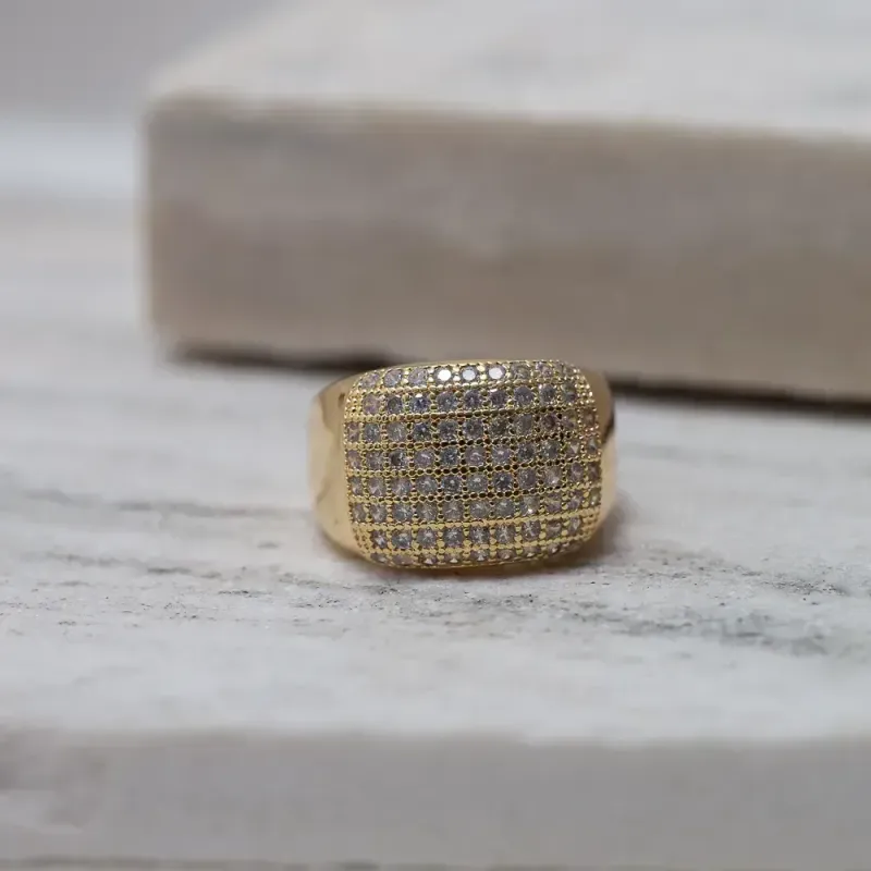 ANEL GRANDE CRAVEJADO COM ZIRCÔNIAS BANHO OURO 18K