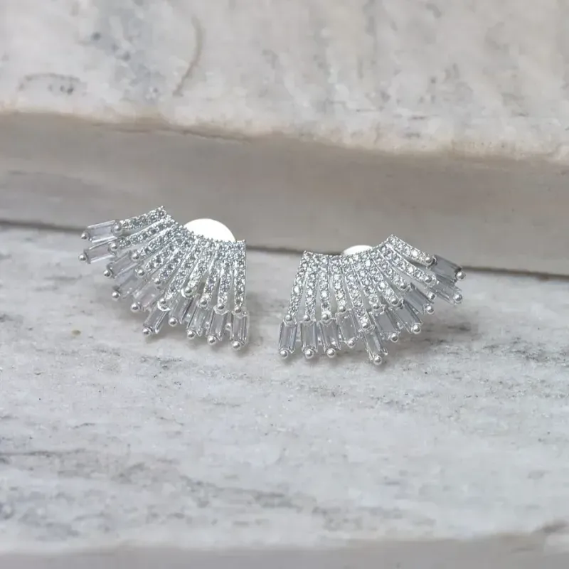 BRINCO EAR CUFF COM ZIRCÔNIAS NAVETE CRISTAIS BANHO PRATA