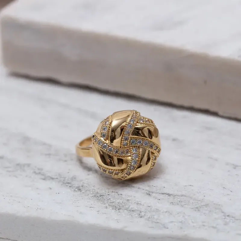 ANEL BOTÃO TRANÇADO COM ZIRCÔNIAS BANHO OURO 18K