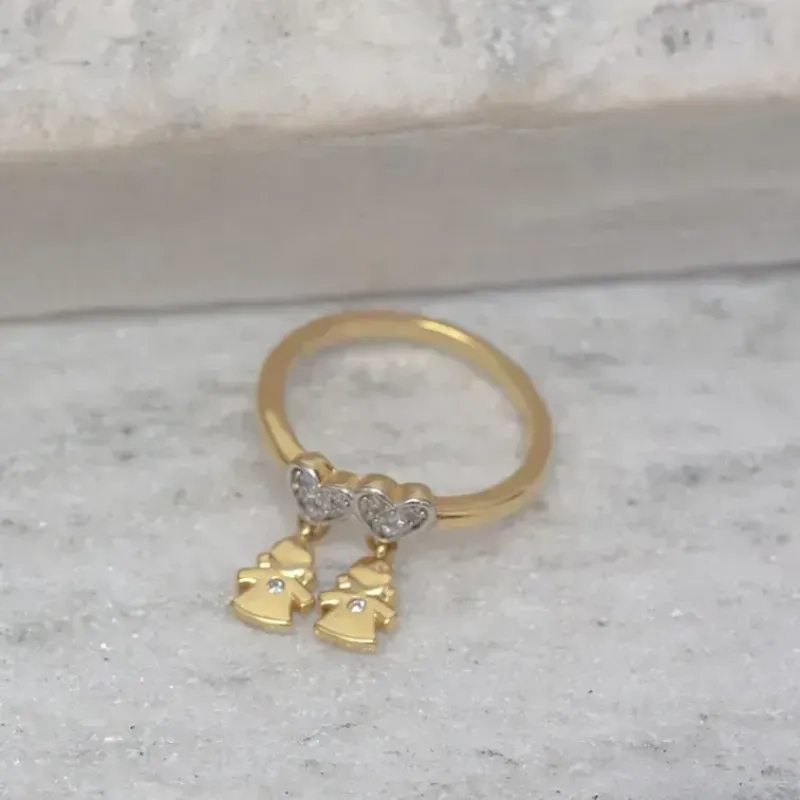 ANEL FILHOS DUAS MENINAS DOIS CORAÇÕES CRAVEJADO BANHO OURO 18K