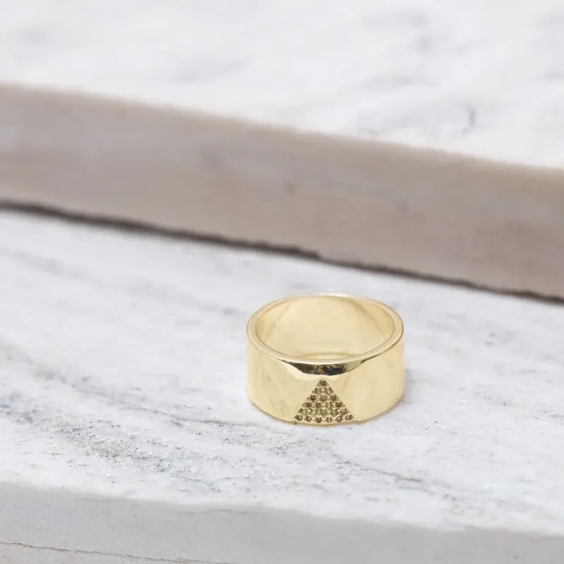 ANEL LARGO COM TRIÂNGULO DE ZIRCÔNIAS BANHO OURO 18K