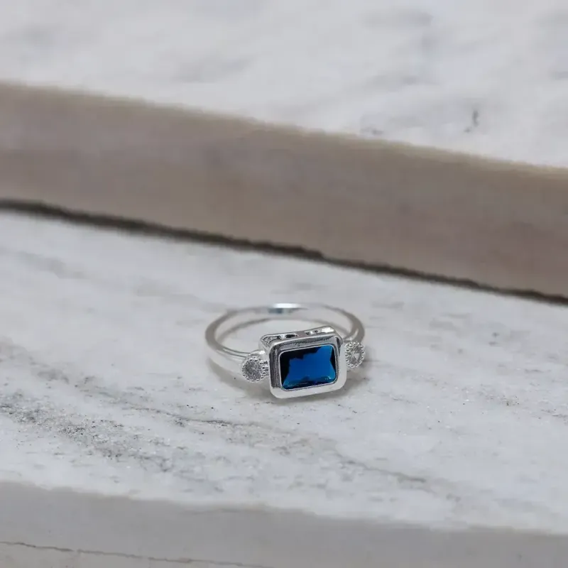 ANEL QUADRADO COM PEDRA AZUL MARINHO BANHO PRATA
