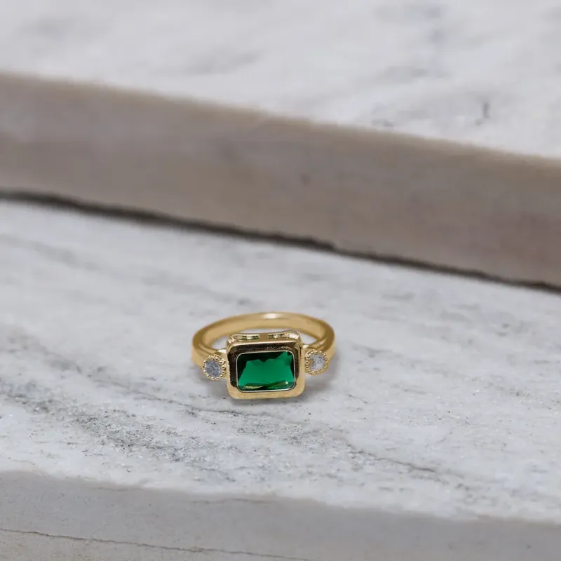 ANEL QUADRADO COM PEDRA VERDE ESMERALDA BANHO OURO 18K