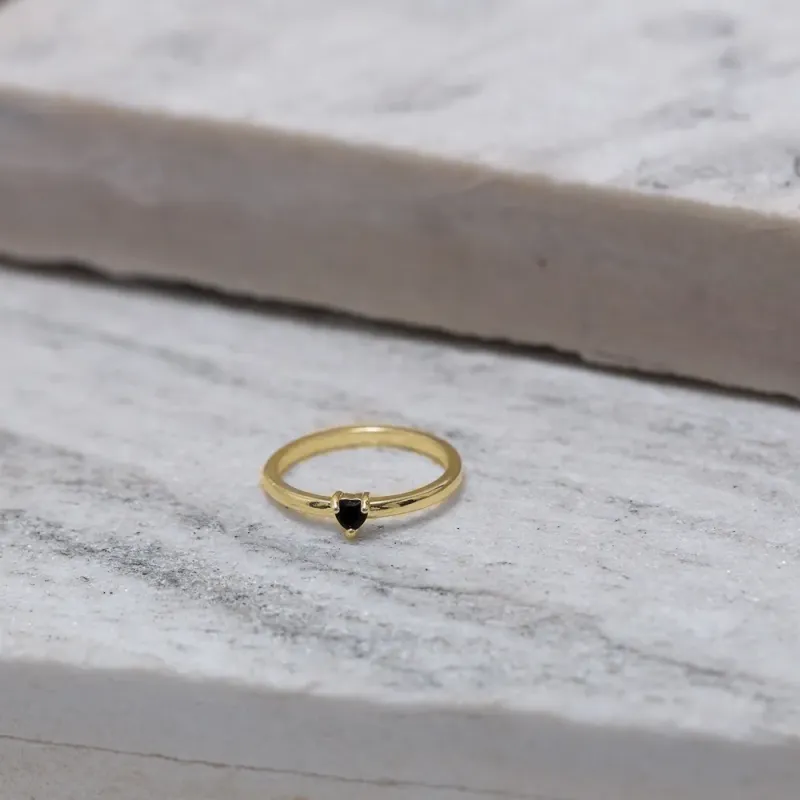 ANEL SOLITÁRIO CORAÇÃO COM PEDRA PRETO BANHO OURO 18K