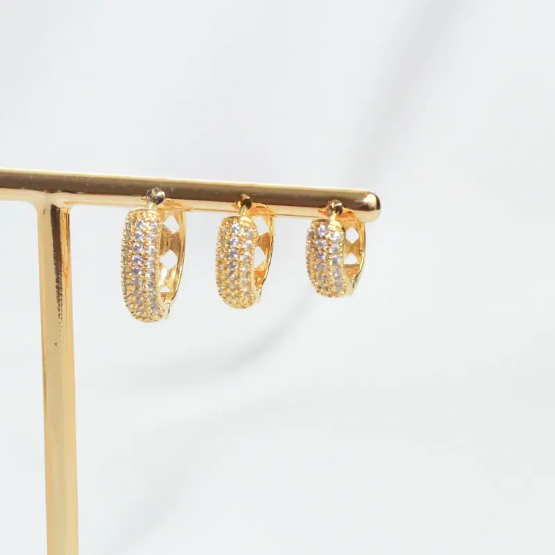 BRINCO ARGOLA CRAVEJADA COM ZIRCÔNIAS CRISTAIS P BANHO OURO 18K