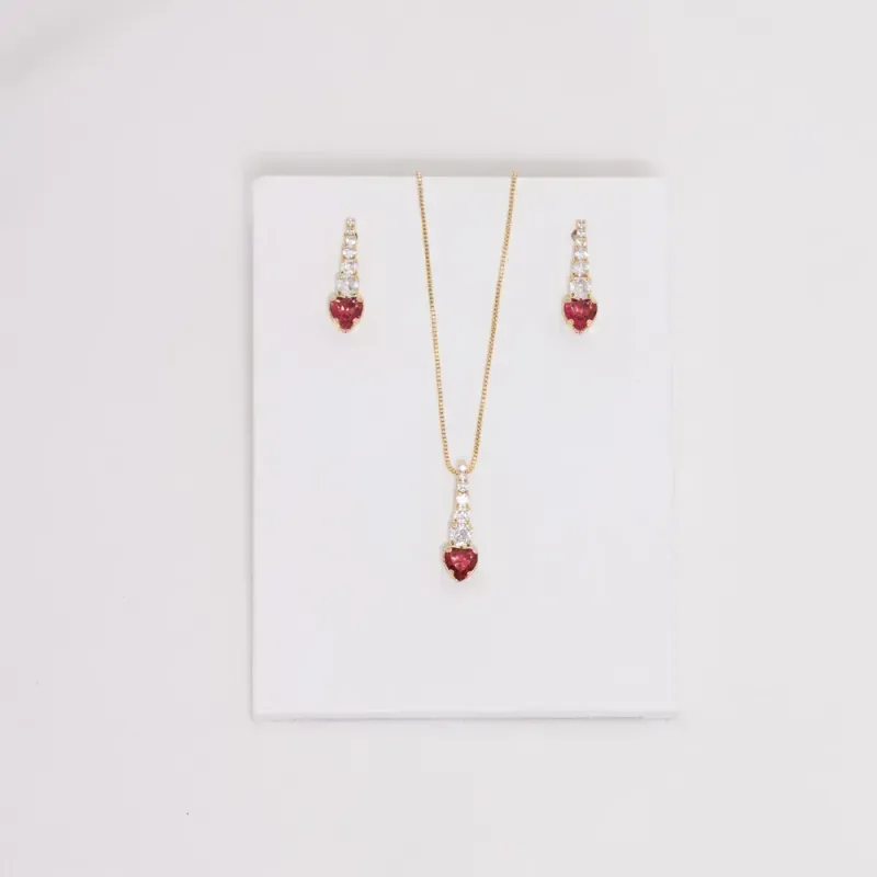 CONJUNTO CORAÇÃO PALITO COM ZIRCÔNIA VERMELHO RUBI BANHO OURO 18K