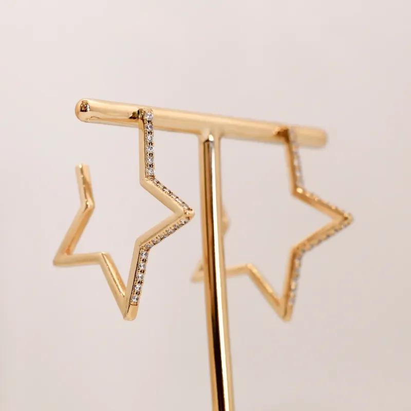 BRINCO ARGOLA ESTRELA CRAVEJADA BANHO OURO 18K