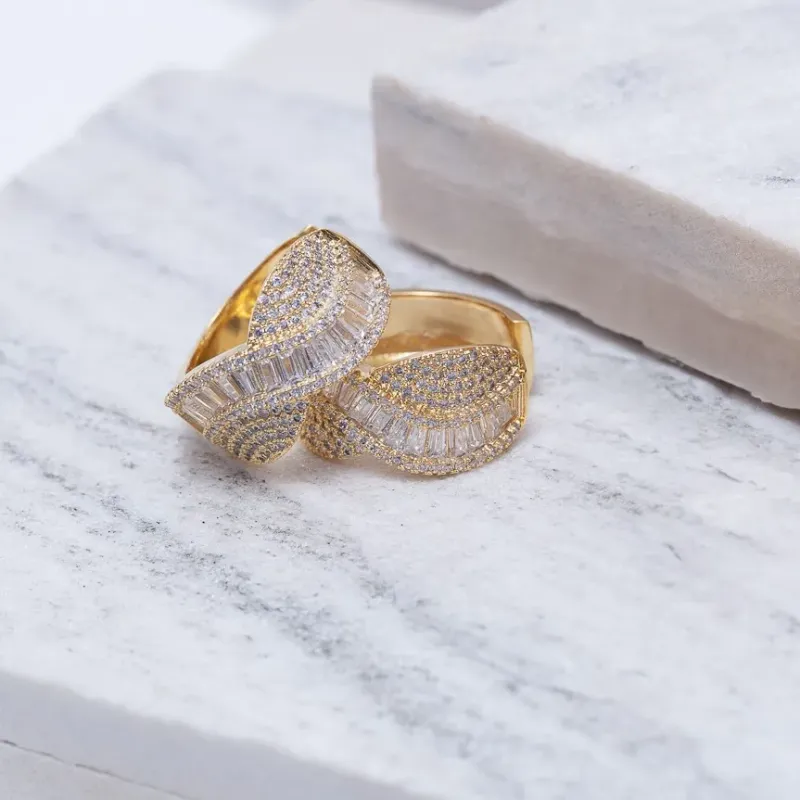 BRINCO ARGOLA GRANDE COM ZIRCÔNIA BANHO OURO 18K