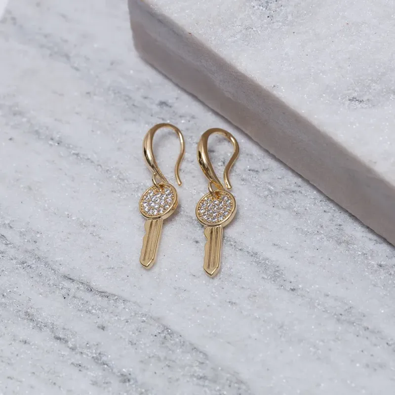 BRINCO ARGOLA PINGENTE CHAVE CRAVEJADA BANHO OURO 18K