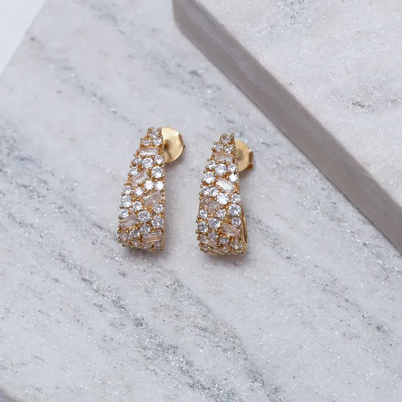 BRINCO GOTA CRAVEJADA COM ZIRCÔNIAS CRISTAIS BANHO OURO 18K