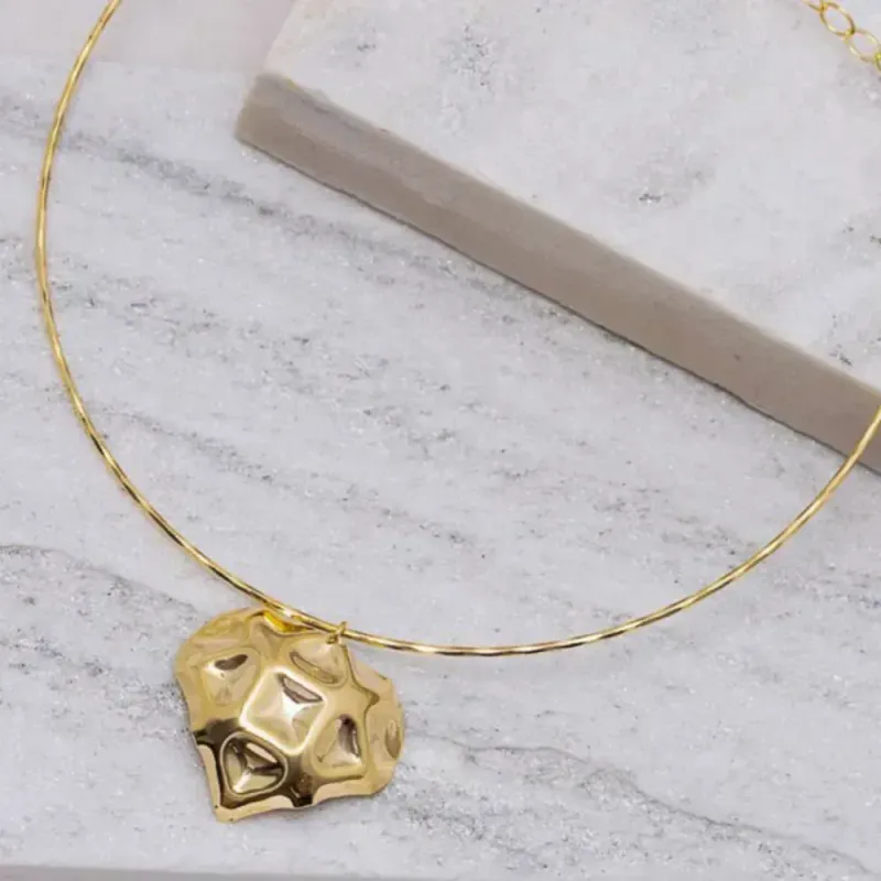 COLAR ARO COM PINGENTE DE CORAÇÃO TRABALHADO BANHO OURO 18K