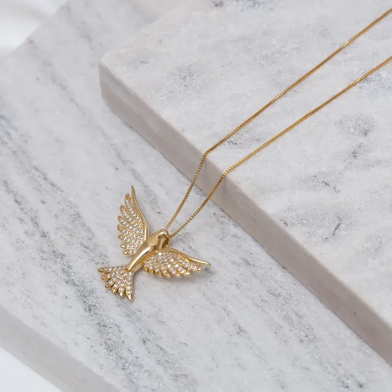 COLAR ESPÍRITO SANTO COM ZIRCÔNIAS CRISTAIS BANHO OURO 18K