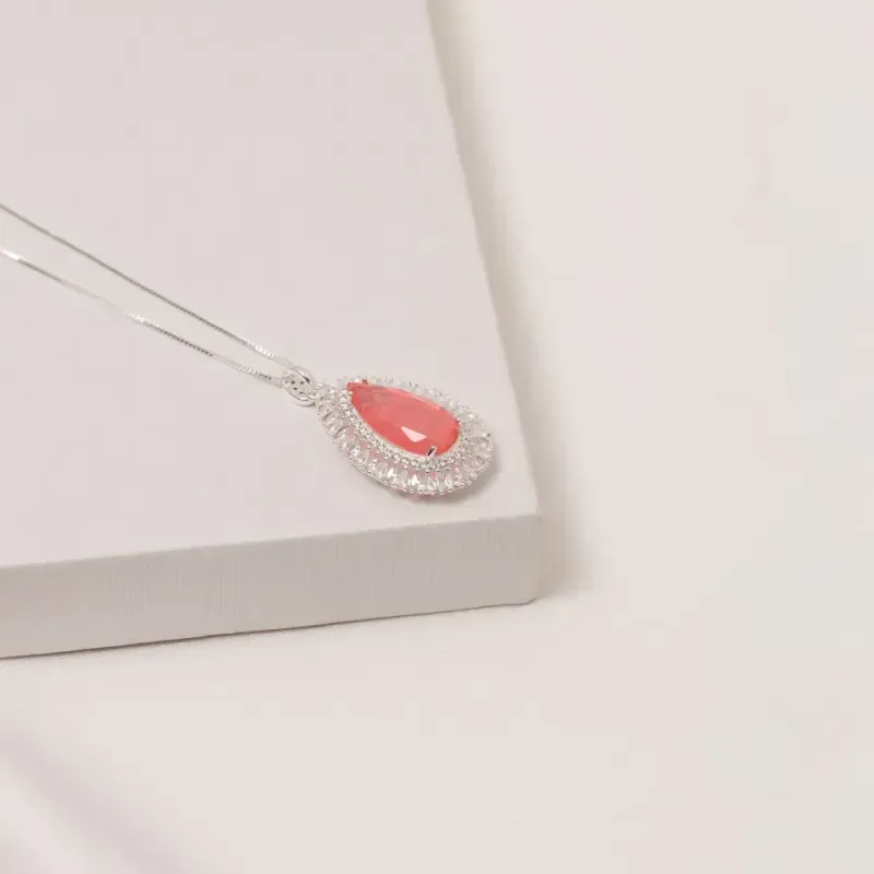 COLAR GOTA COM ZIRCÔNIAS E PEDRA SALMÃO M BANHO PRATA