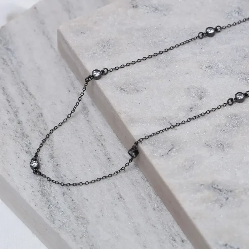 COLAR LONGO COM PEDRAS CRISTAIS BANHO RÓDIO NEGRO