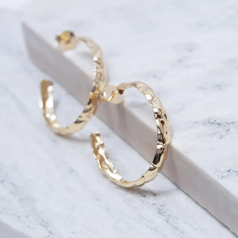 BRINCO ARGOLA AMASSADA BANHO OURO 18K