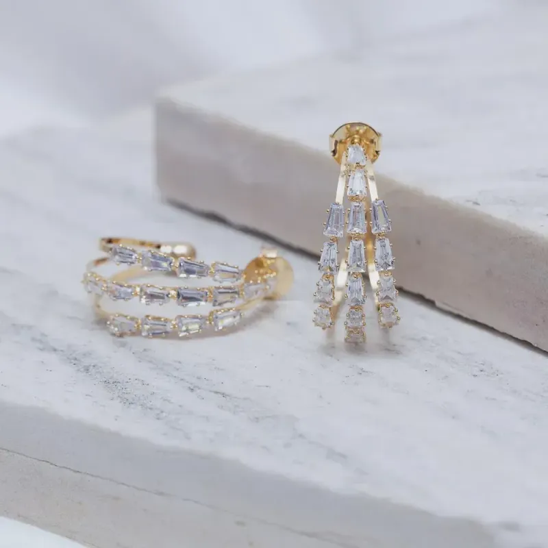 BRINCO ARGOLA TRIPLA COM ZIRCÔNIAS BANHO OURO 18K